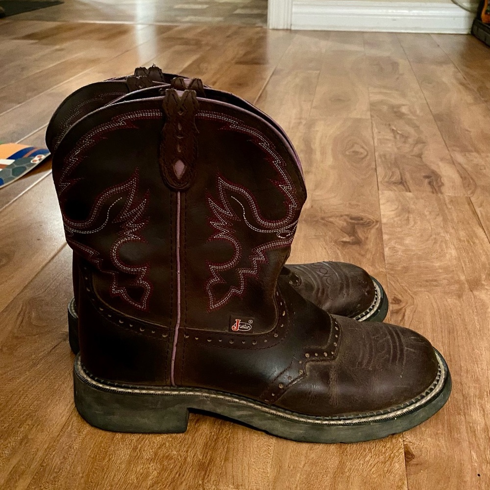 Women’s round toe cowboy boots.